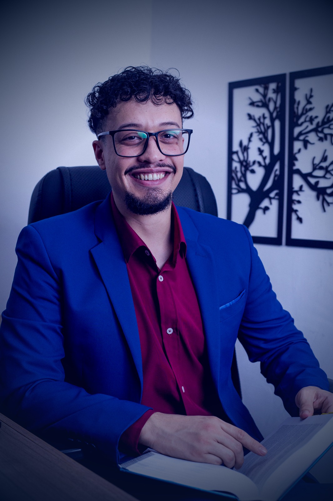 Rhuan Aguilar segurando o DSM-5-TR